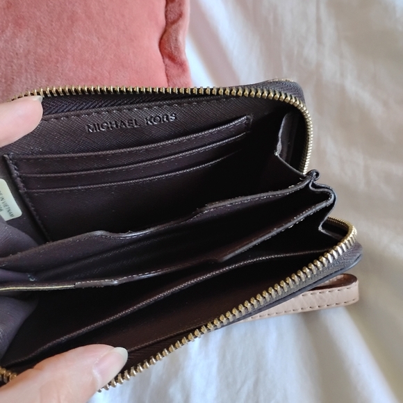 Michael Kors patent leather wallet wristlet - Picture 2 of 9